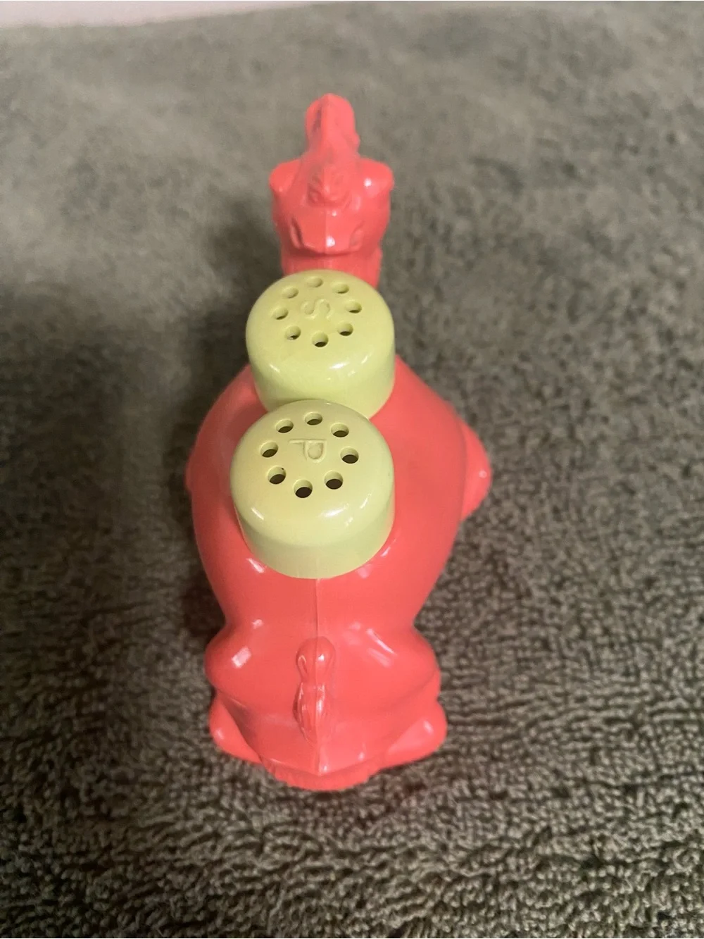 Vintage/Retro Zimmer’s Market Lake Benton Minn. Camel Salt & Pepper Shakers Set